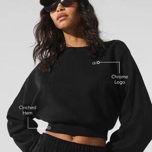*NWT* ALO Yoga Black Cropped Accolade Crewneck